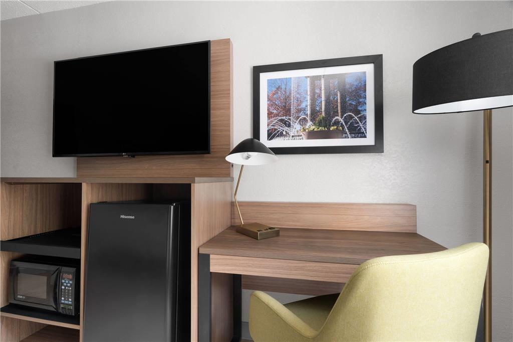 La Quinta Inn & Suites by Wyndham Raleigh Cary - photo 10
