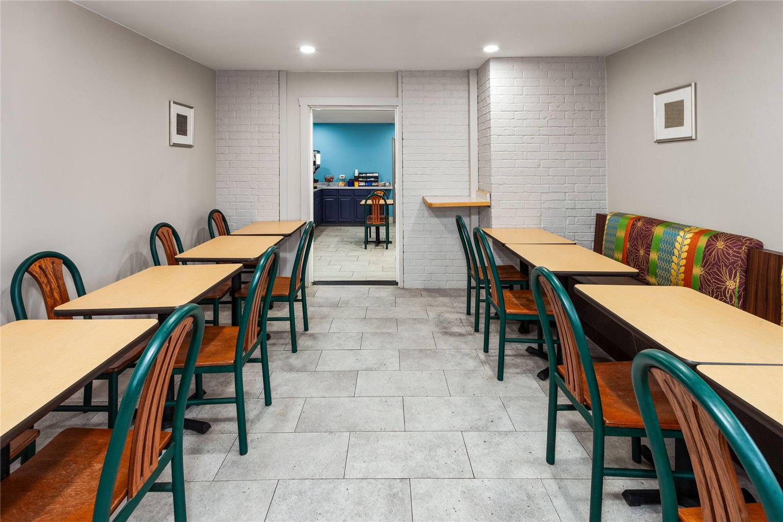 Days Inn by Wyndham Eagle River - photo 21