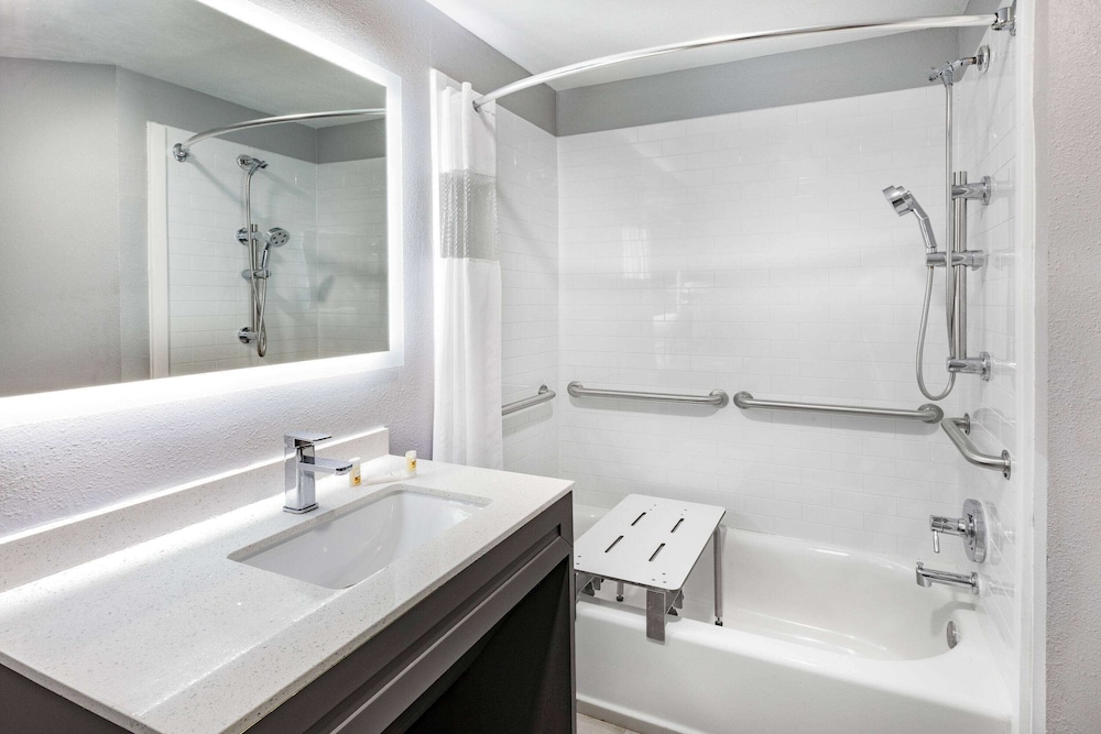 La Quinta Inn & Suites By Wyndham Ardmore - photo 17