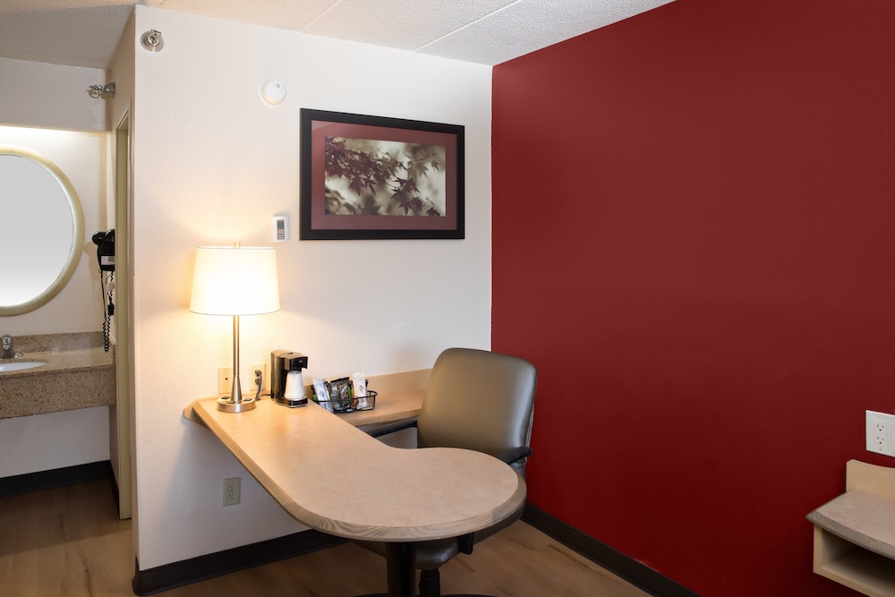 Red Roof Inn Cincinnati Northeast Blue Ash - photo 13