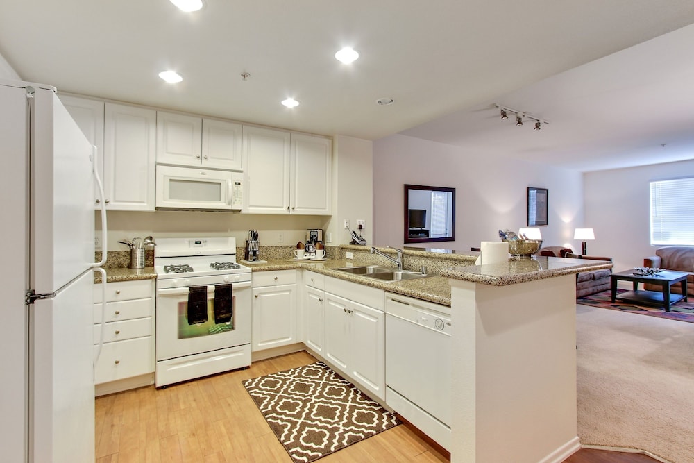 Global Luxury Suites at The Village - photo 19