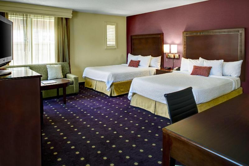 Courtyard by Marriott Kansas City Country Club Plaza - photo 20