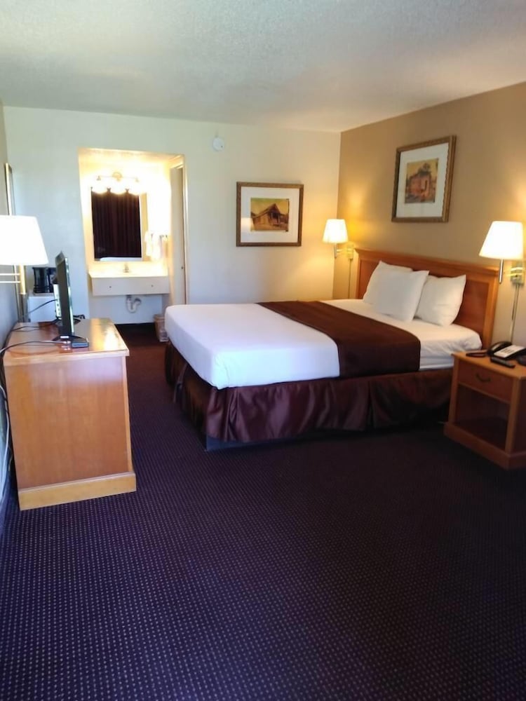 Knights Inn San Antonio near Frost Bank Center - photo 8