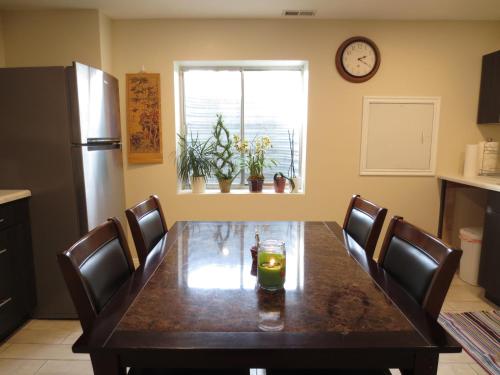 Entire Huge Basement Fast Wifi Private Entrance — West Valley