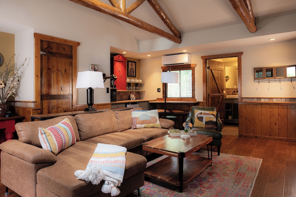 Highland Haven Creekside Inn - photo 79
