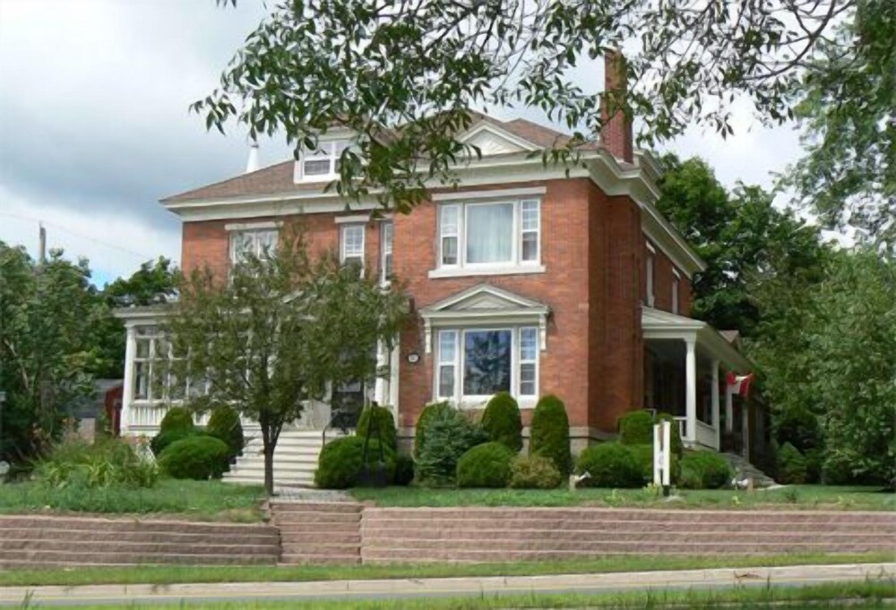 King George Bed and Breakfast — 5-Star Luxury Hotel in Miramichi, Canada