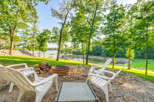 Dock Deck At Kentucky Lake Family Retreat — Gilbertsville