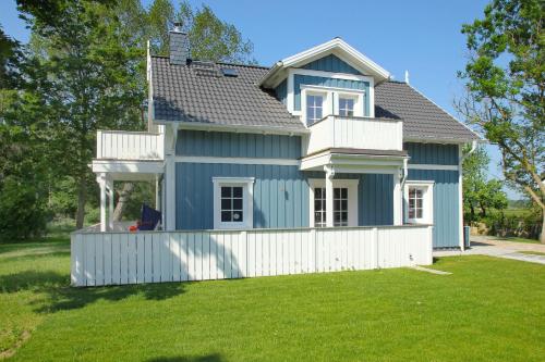 Ferienhaus Freya — 4-Star Luxury Hotel in Wiek, Germany