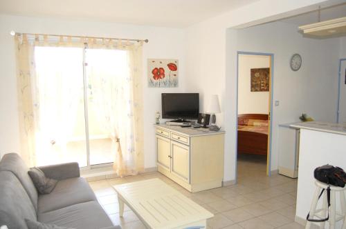 Apartment with 2 Bedrooms in Valras Plage with Pool Access Furnished — 4-Star Luxury Hotel in Valras-Plage, France