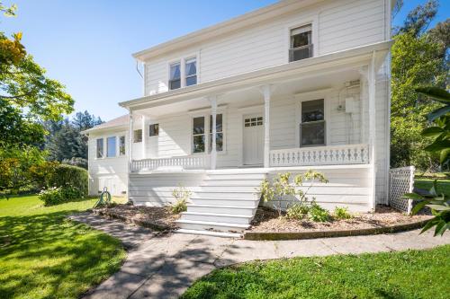Sebastopol Farmhouse on 3 acres fiber kid friendly — 4-Star Luxury Hotel in Sebastopol, United States