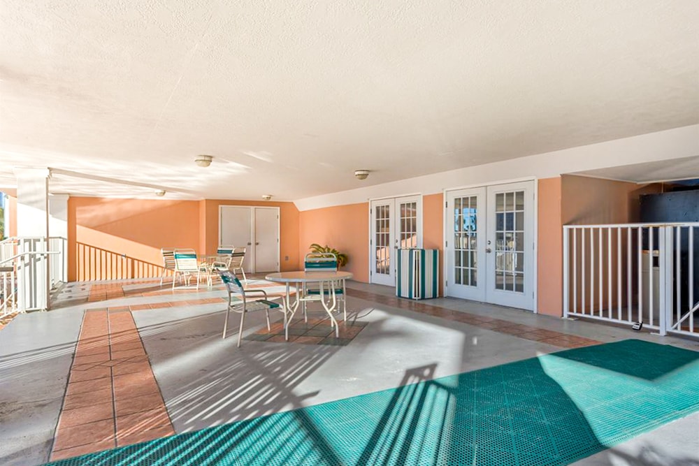 Direct Gulf Front Condo with Resort Pools with Hot Tubs Steps to Beach - photo 7