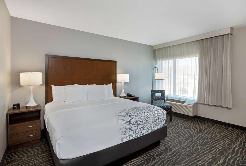 La Quinta Inn & Suites by Wyndham Kingman - photo 36