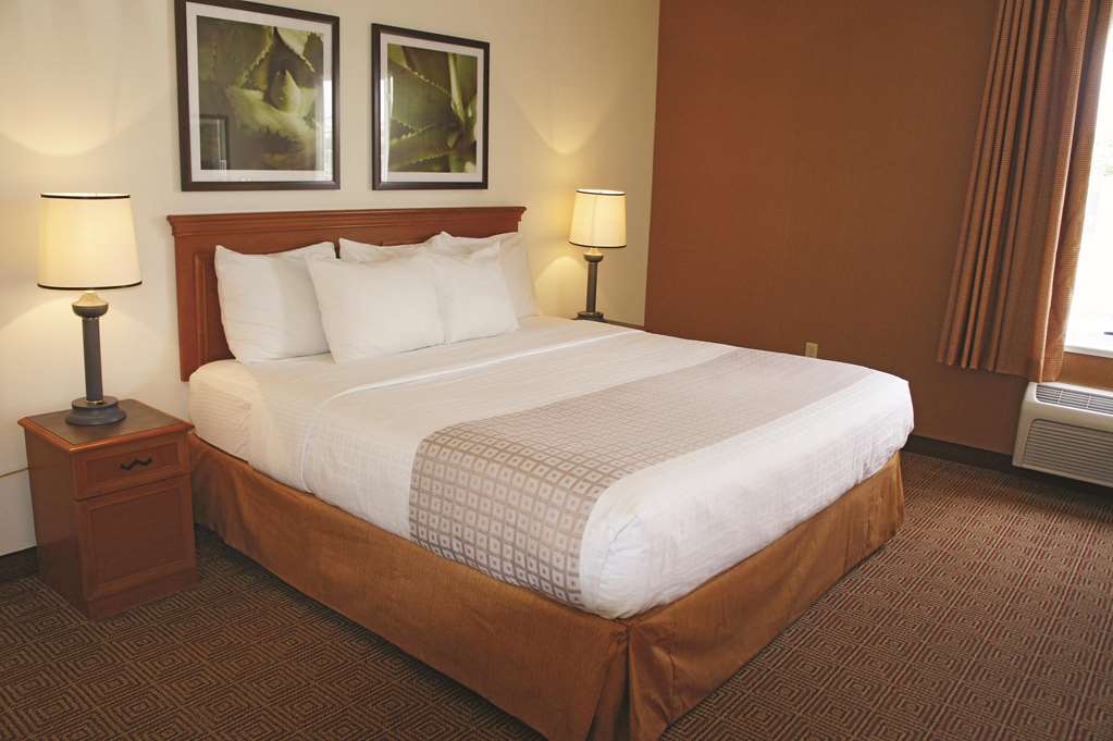 La Quinta Inn & Suites by Wyndham Lakeland East - photo 12