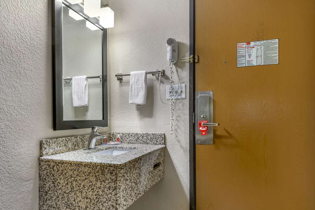Econo Lodge La Crosse North - photo 11