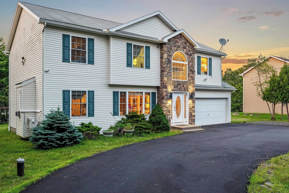 Birch Hollow By Avantstay Cozy Poconos Home W Fireplace Soaking Tub And Kids Play Area 21992584 — Mount Pocono