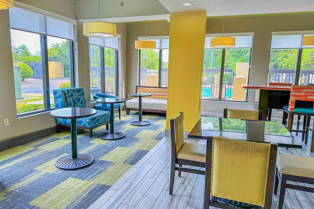 La Quinta Inn & Suites by Wyndham Jackson North - photo 2