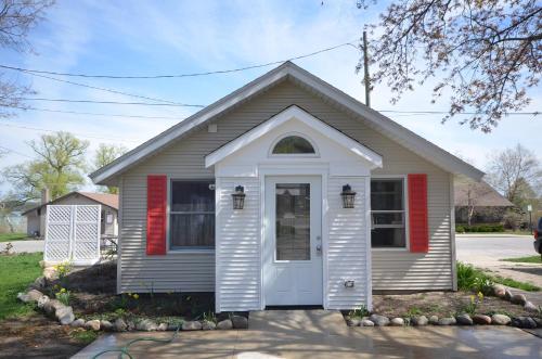 Sweet Cherry Coral Shutter - last minute hotel in Unknown City