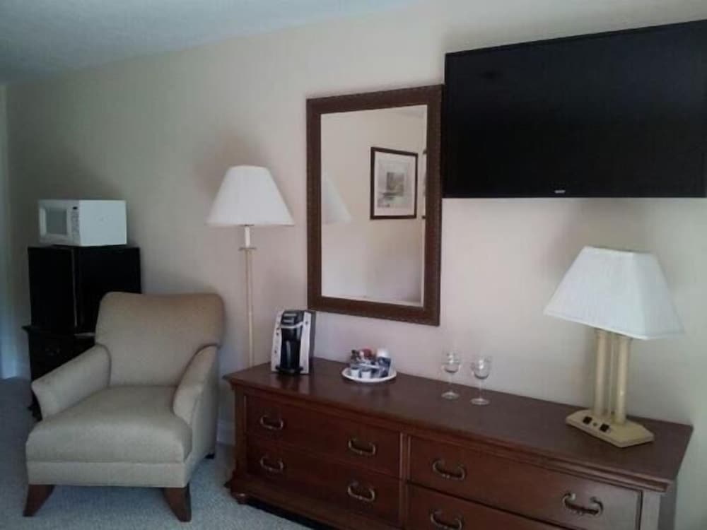 Lake Winnipesaukee Motel - photo 11
