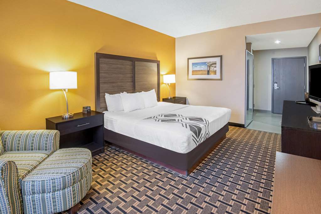 La Quinta Inn & Suites by Wyndham Denison N. Lake Texoma - photo 3