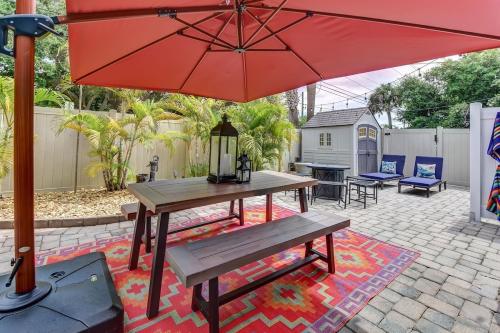 Dog Friendly Home by Flagler Avenue Fenced Yard and Garage Walk to the Beach — 4-Star Luxury Hotel in New Smyrna Beach, United States