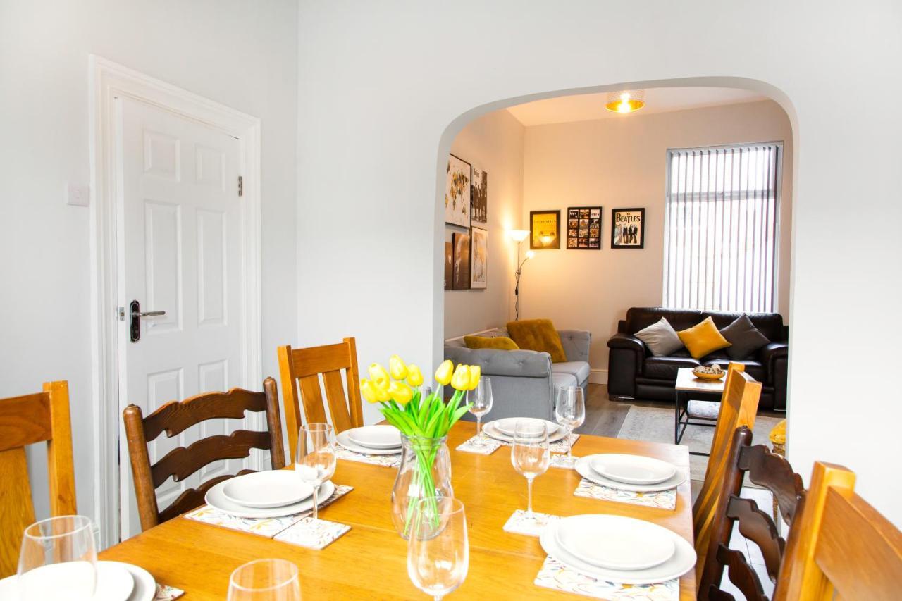 4 Bedrooms Spacious House With 2 Bathrooms Free Parking sleeps up to 10 guests — 4-Star Luxury Hotel in Liverpool, United Kingdom