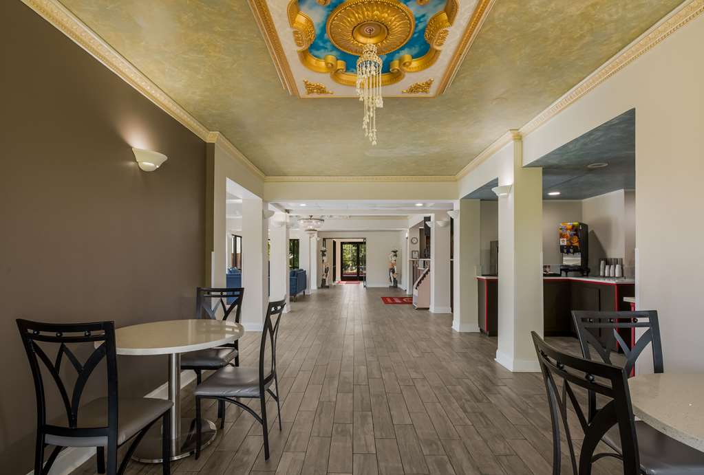 Econo Lodge Inn & Suites Diamondhead - photo 7