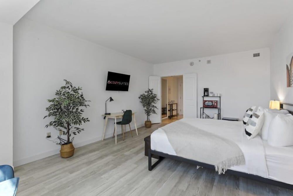 Boardwalk King Bed Retreats by Cozysuites - photo 13