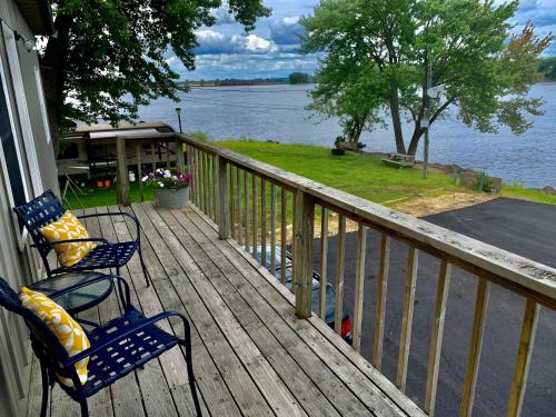 Mississippi River Cabin — 4-Star Luxury Hotel in Bellevue, United States