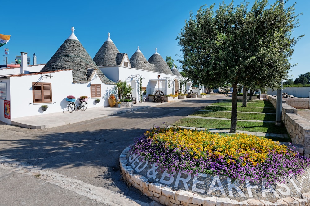 Trulli San Leonardo — 4-Star Luxury Hotel in Alberobello, Italy