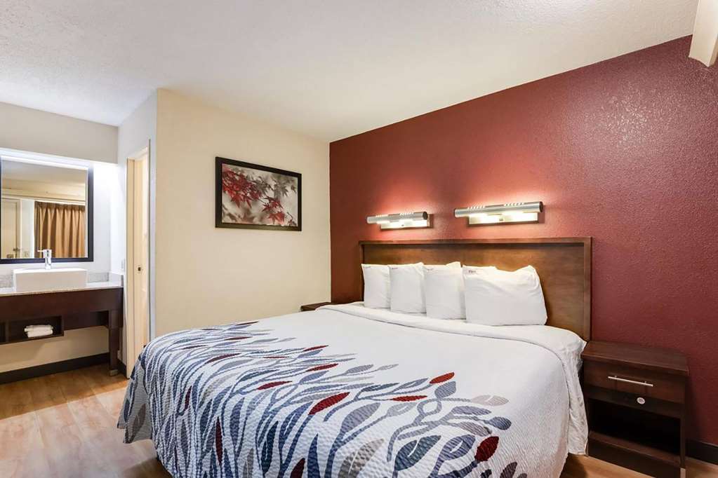 Super 8 by Wyndham Deerfield Northbrook - photo 9