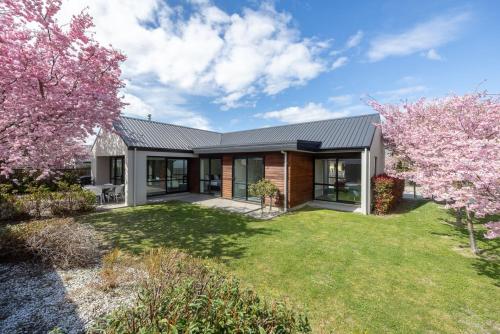 Mountain views in Meadowstone in Wanaka, New Zealand