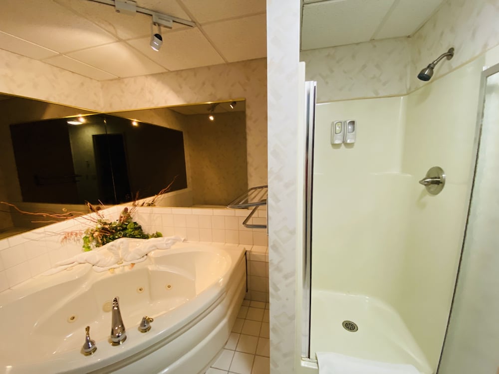 Fleetwood Inn & Suites - photo 18