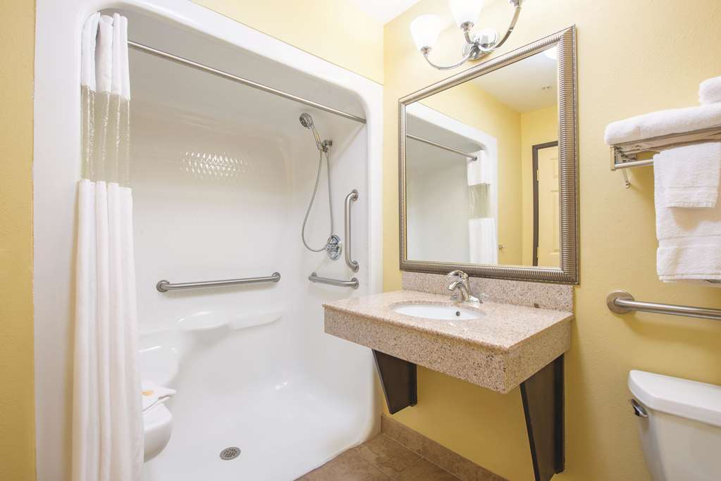 La Quinta Inn & Suites by Wyndham Tulsa Airpt Expo Square - photo 25