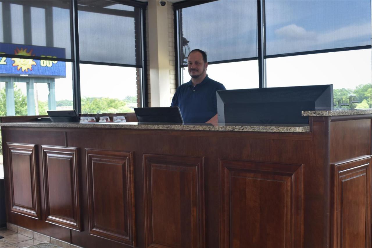 Gadsden Inn & Suites - photo 15