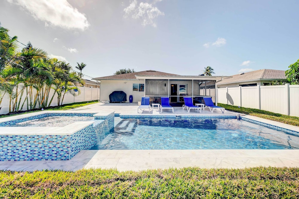 Naples Vacation Home Private Pool and Hot Tub — 4-Star Luxury Hotel in Naples, United States