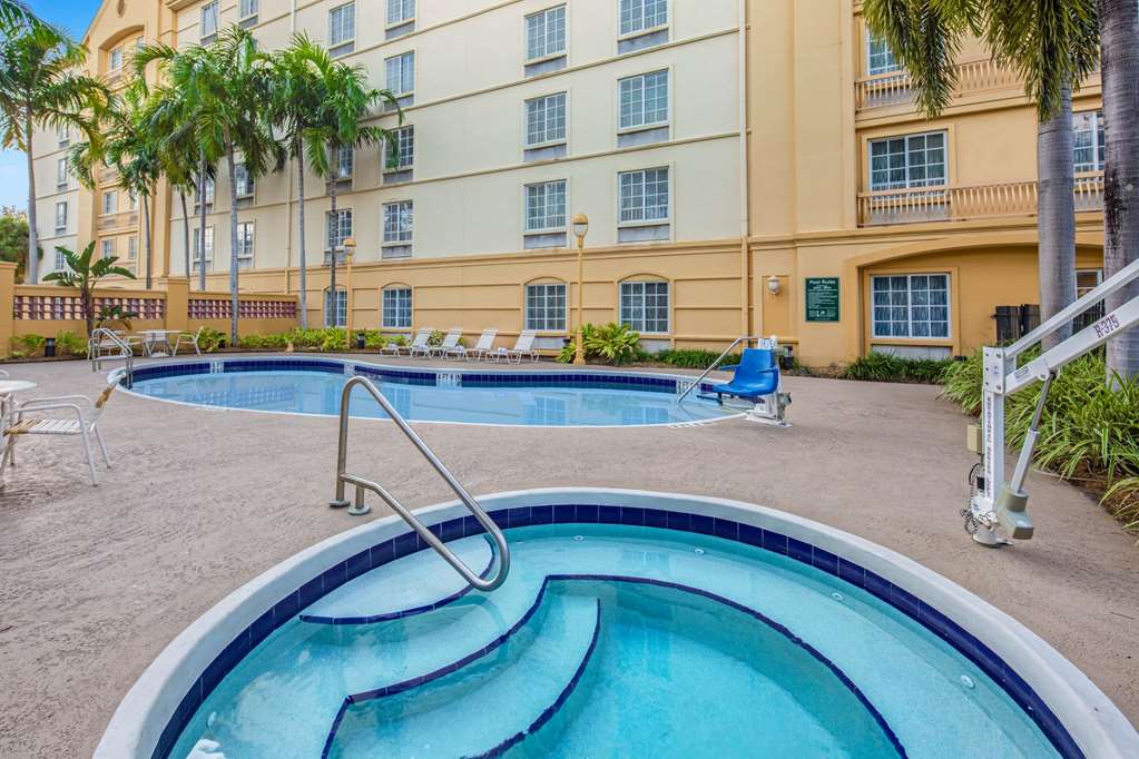La Quinta Inn & Suites by Wyndham Miami Airport West - photo 8