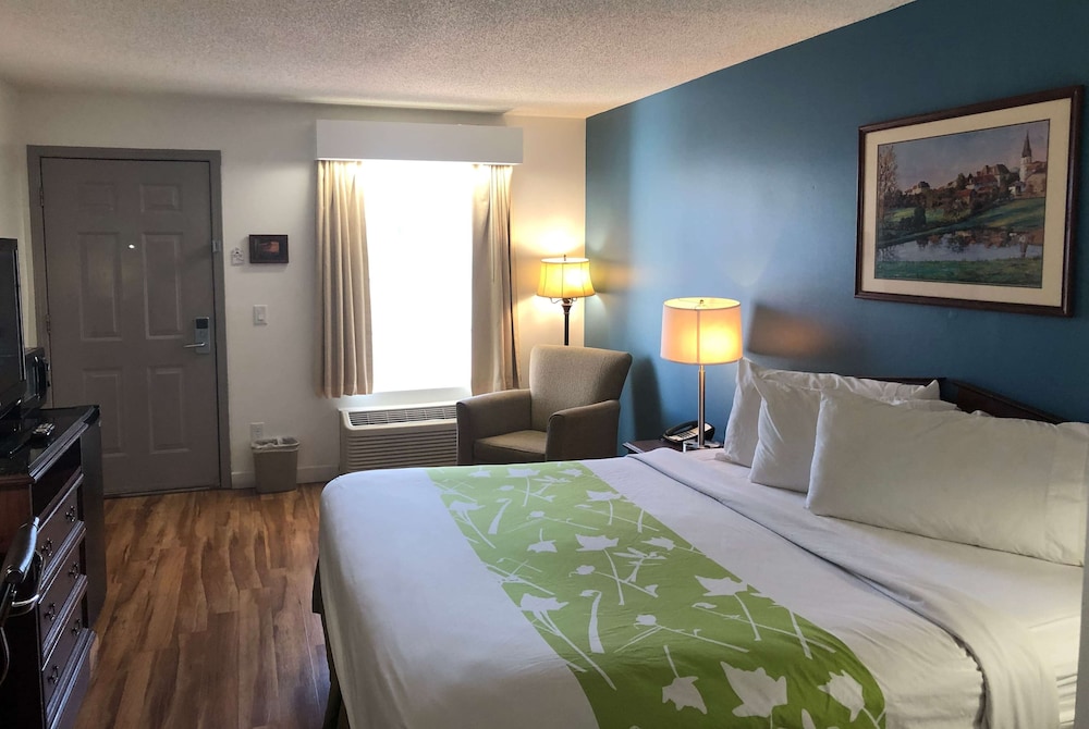 Baymont by Wyndham Roanoke Rapids - photo 3