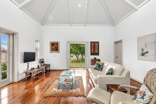 Time and Tide Hideaway A Spacious Beachside Escape — 4-Star Luxury Hotel in Adelaide, Australia
