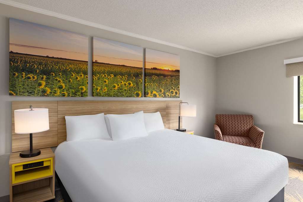 Days Inn & Suites by Wyndham Kansas City South - photo 10
