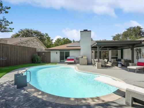 Modern Luxury Home Pool Oasis & Backyard Retreat — 4-Star Luxury Hotel in Plano, United States