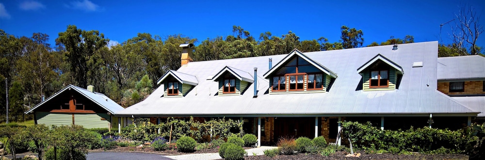 Girraween Country Inn — 4-Star Luxury Hotel in Stanthorpe, Australia