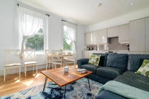 Modern Spacious 2 Bedroom Flat near Richmond Park — 4-Star Luxury Hotel in London, United Kingdom