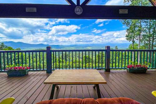 Nature's Embrace Cabin — 4-Star Luxury Hotel in Salem, United States