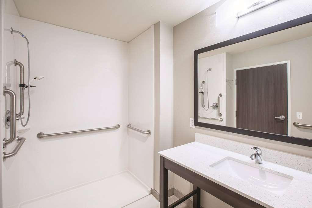La Quinta Inn & Suites by Wyndham Tulsa Broken Arrow - photo 22