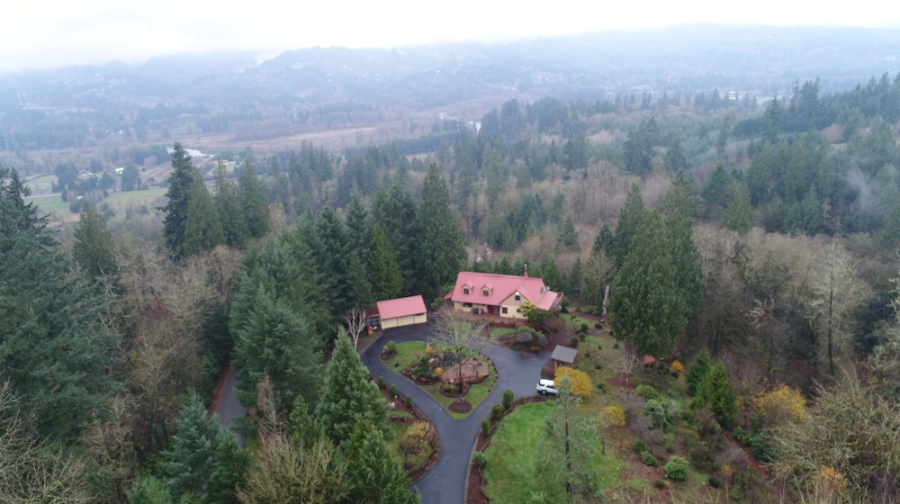 MapleRidge House: A BnB For All Seasons — 4-Star Luxury Hotel in Woodland, United States