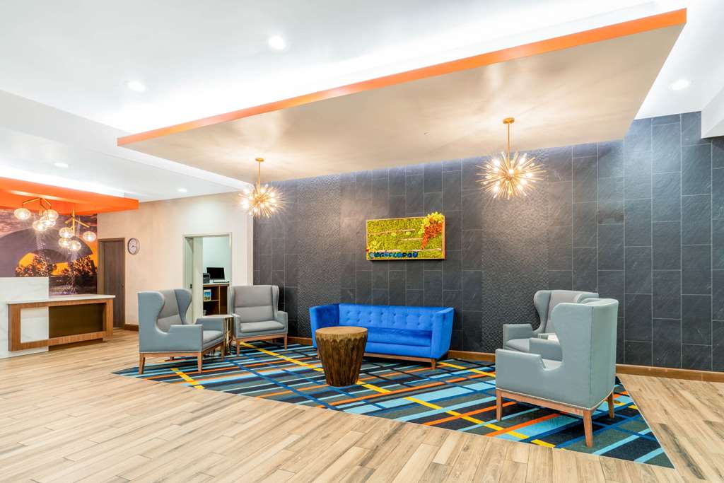 La Quinta Inn & Suites by Wyndham Oklahoma City Airport - photo 4