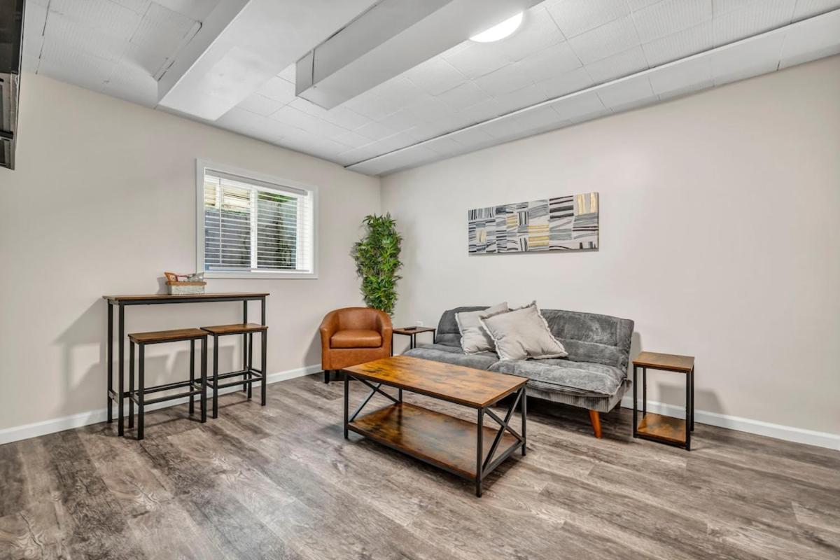 New Renovated Near Cle King Bed Metropark & Firepit — hotel in Berea
