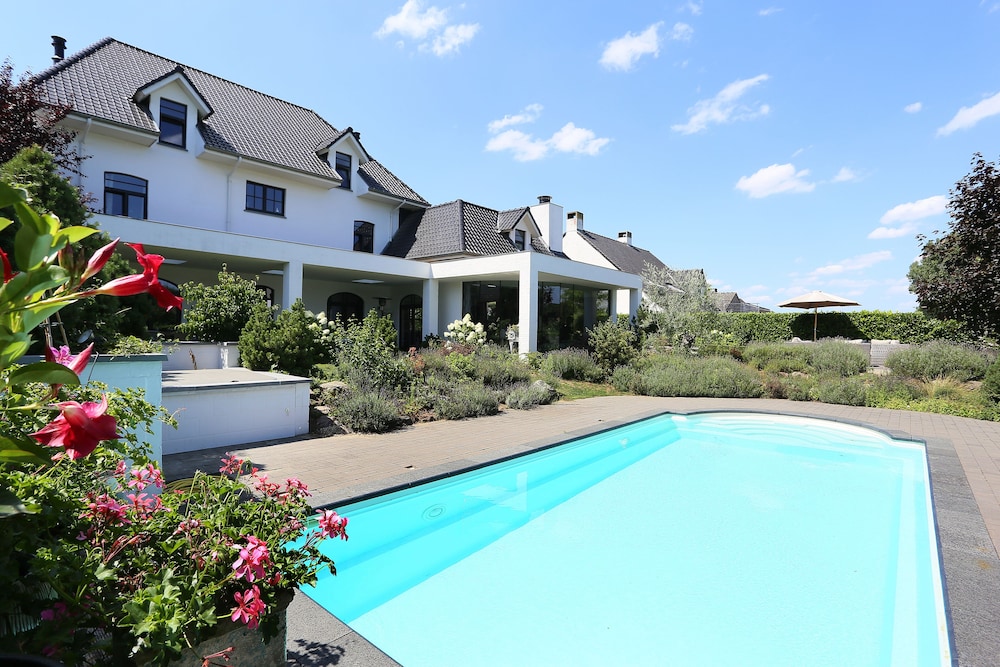 A Bascule B&B Maastricht — 4-Star Luxury Hotel in Riemst, Belgium
