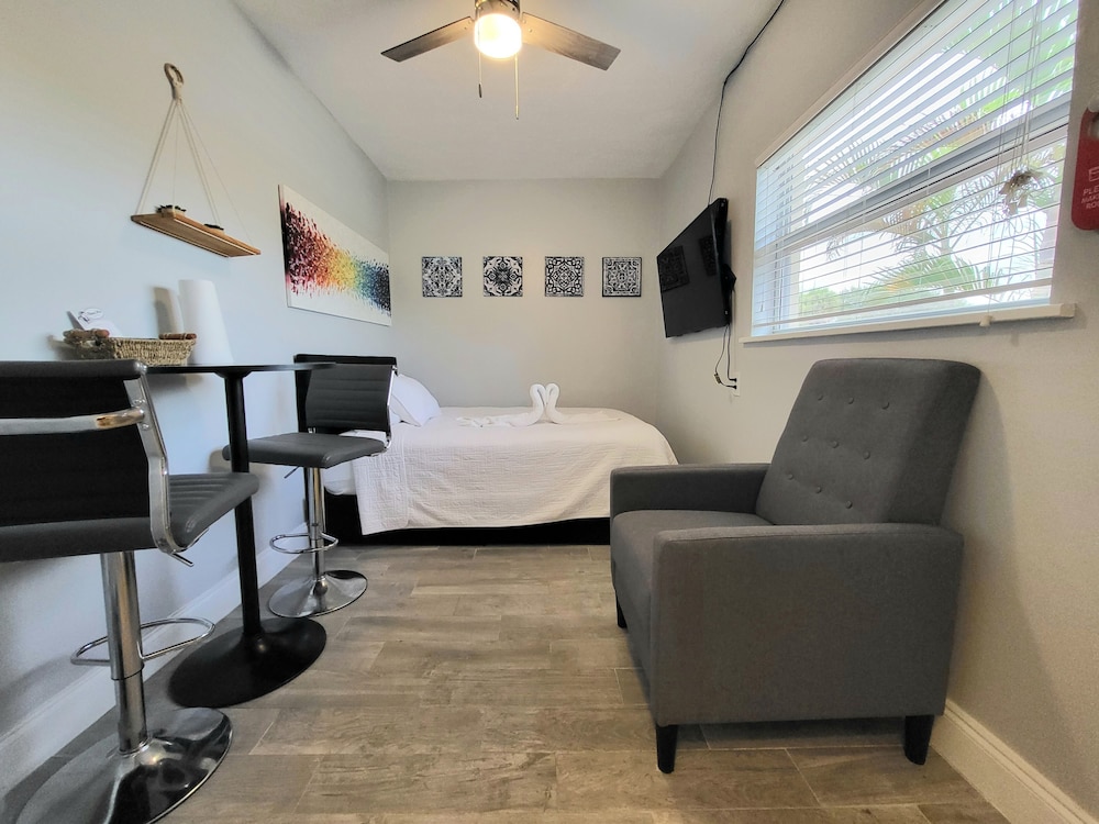 Barefoot Mailman Inn & Suites - photo 26