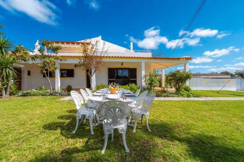 Villa Guardião Piscina Jardim Prestige For Home — 4-Star Luxury Hotel in Loule, Portugal